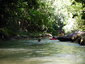 nadando en el Rio